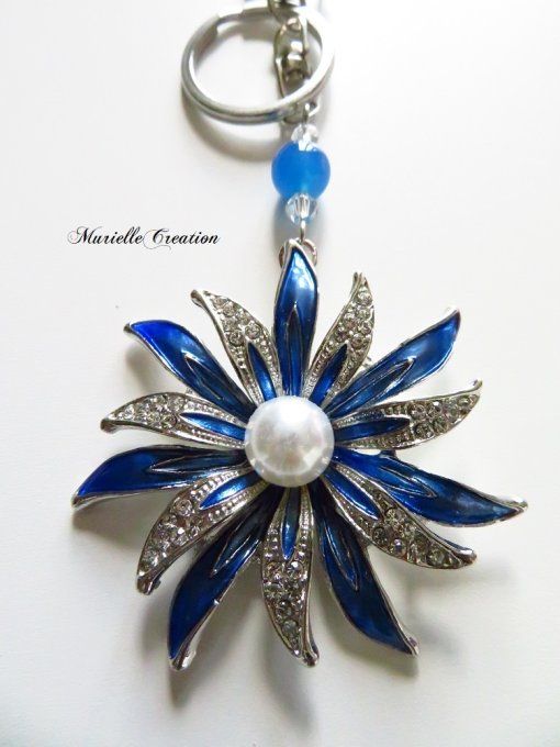 Porte-clés ou bijou de sac fleur strass et émaillé bleu