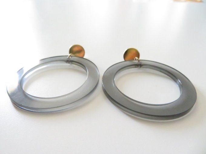 Boucles d'oreilles anneaux en résine noir transparent et clous en acier inoxydable or