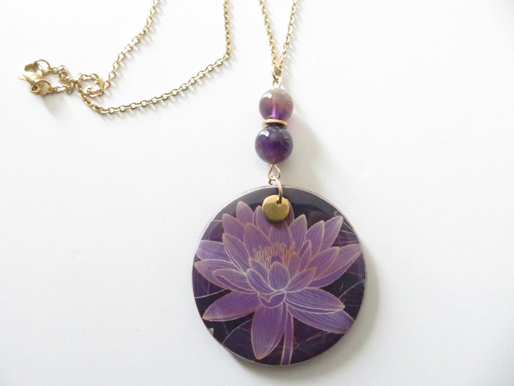 Collier long, sautoir en pierres naturelles Améthyste, rond avec fleur de lotus violet