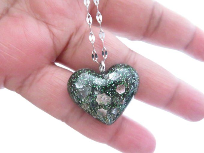 Collier petit cœur en résine à paillettes vert et argent avec chaine en acier inoxydable argent