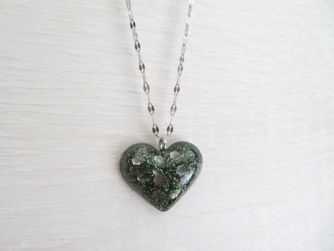 Collier petit cœur en résine à paillettes vert et argent avec chaine en acier inoxydable argent