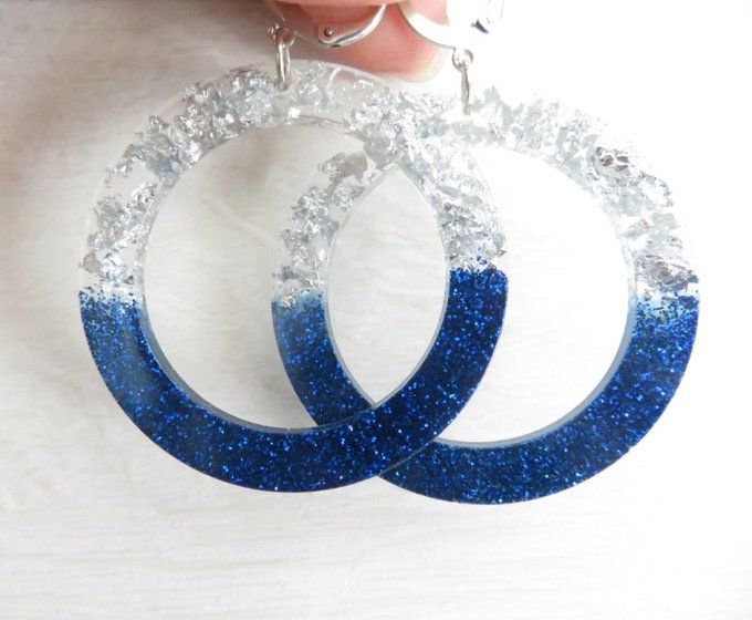 Boucles d'oreilles anneaux en résine argent et paillettes bleu avec dormeuses en acier inoxydable or