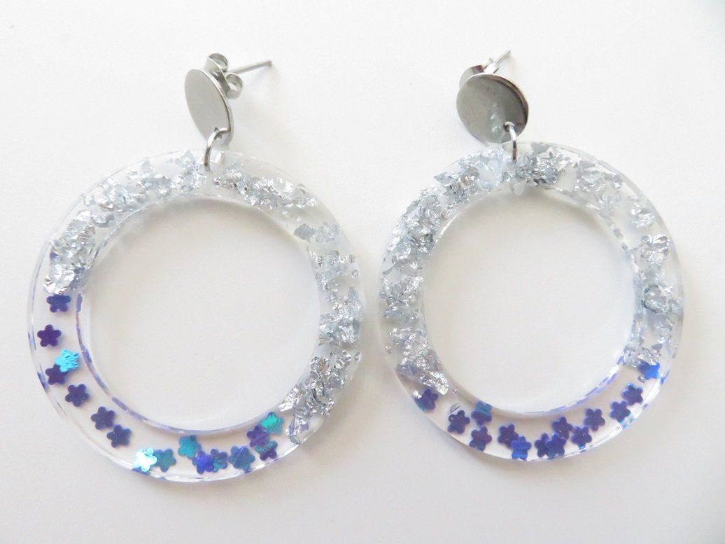 Boucles d'oreilles anneaux en résine argent et fleurs bleues avec clous en acier inoxydable argent