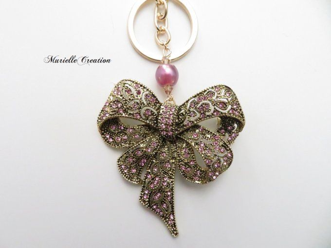 Porte-clés ou bijou de sac nœud papillon or vieilli et strass rose clair