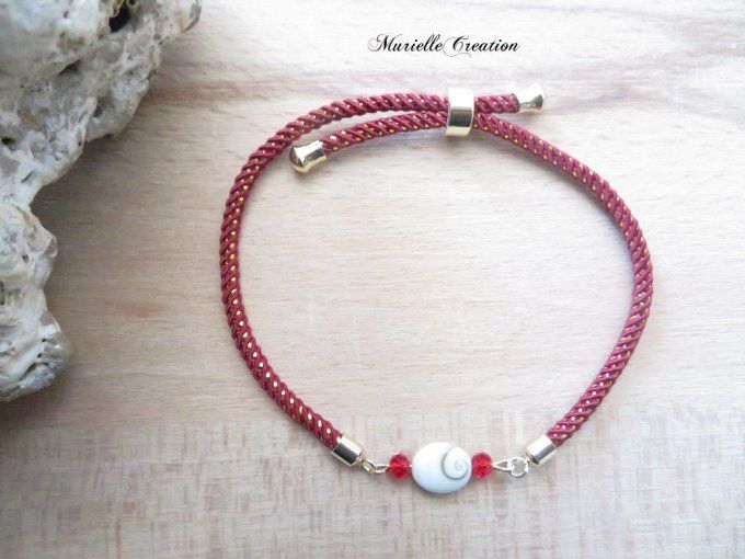 Bracelet réglable cordon rouge cerise, Œil de Sainte Lucie et perles cristal 