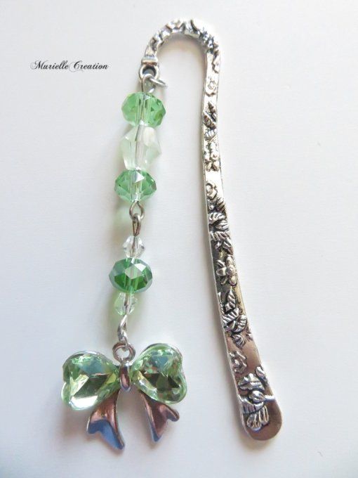 Marque-page argenté avec nœud papillon et perles en verre assorties - 2 couleurs au choix