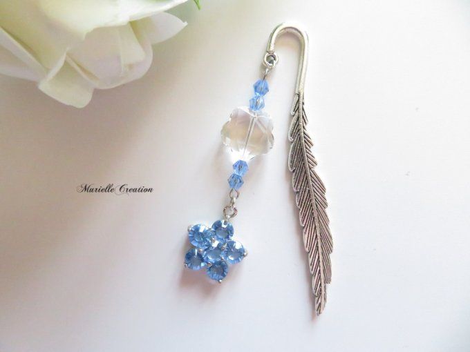 Marque-page plume argenté avec fleur strass bleu clair, fleur cristal transparent et perles bleu