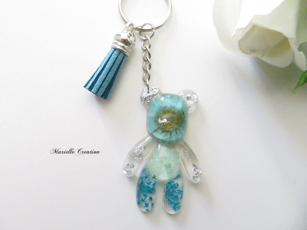 Porte-clés ou Bijou de sac ourson fleur bleu et flocons argent avec pompon suédine bleu