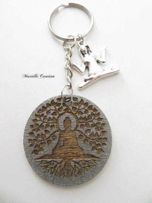 Porte-clés ou Bijou de sac Bouddha et Arbre de vie, gravure sur bois