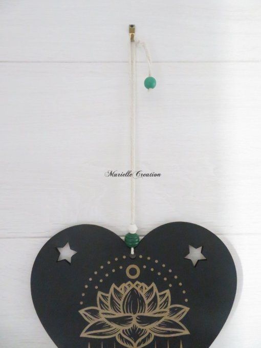Cœur en bois, décoration murale avec gravure fleur de lotus et breloques vert et blanc