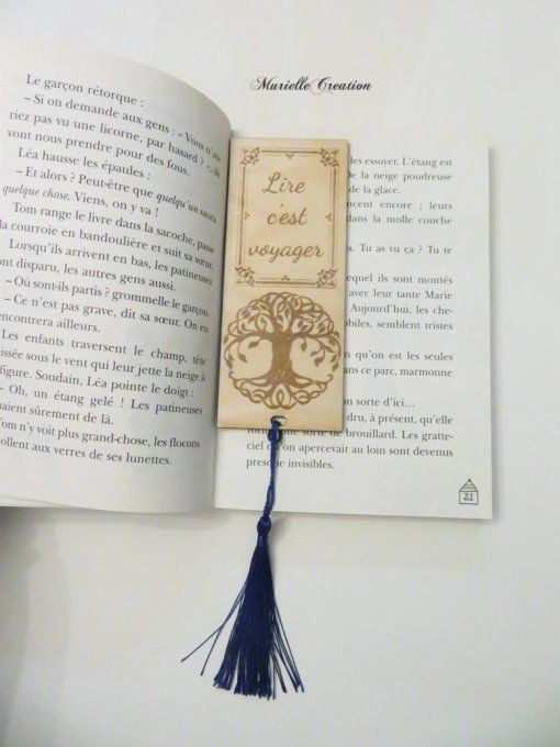 Marque-page en bois gravure Arbre de vie et citation avec pompon bleu foncé