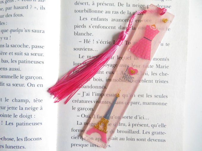 Marque-page 100% fait main en résine rose sur le thème de Paris, mode, shopping et pompon rose