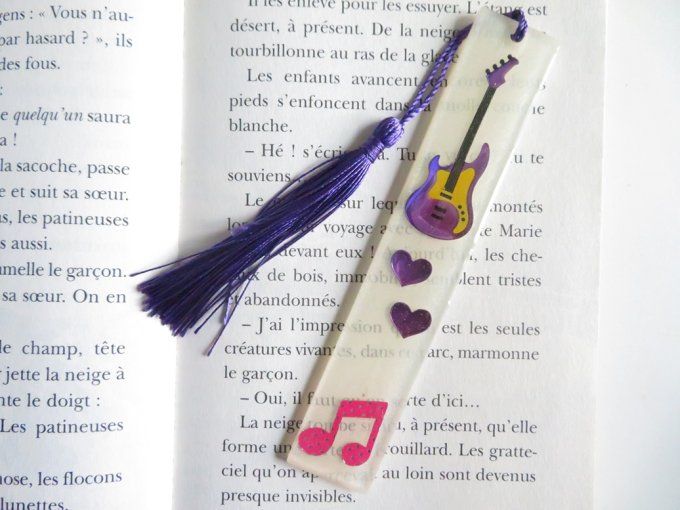 Marque-page 100% fait main en résine avec une guitare, des cœurs, note de musique et pompon violet 