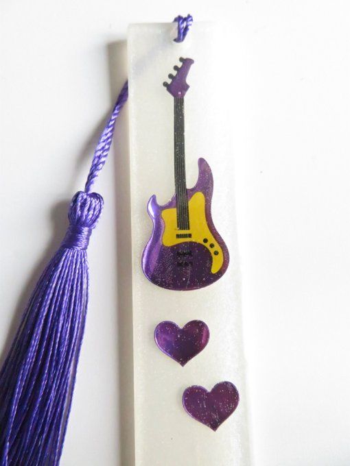 Marque-page 100% fait main en résine avec une guitare, des cœurs, note de musique et pompon violet 