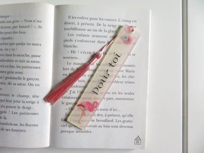 Marque-page 100% fait main en résine blanc avec flamant rose, petit mot "pour toi", fleurs, pompon