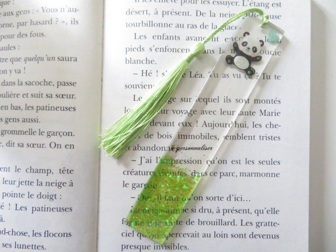 Marque-page 100% fait main en résine transparent, paillettes vert, panda et pompon "à personnaliser"