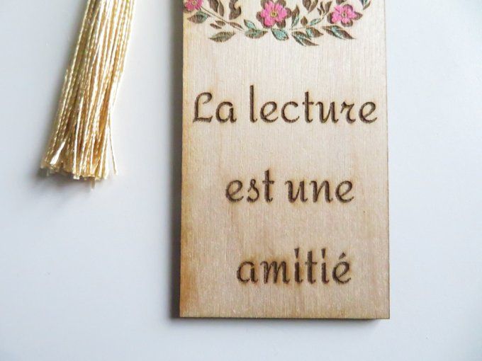 Marque-page en bois gravure Cheval et citation avec pompon doré