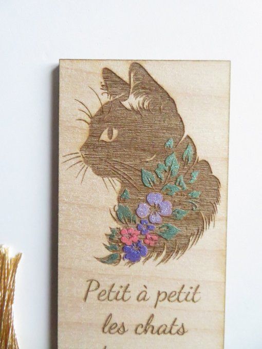Marque-page en bois gravure chat fleurs et citation avec pompon doré