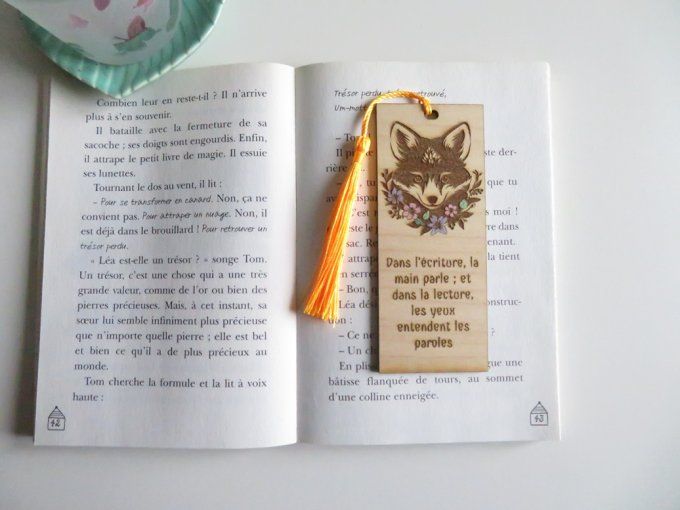 Marque-page en bois gravure renard fleurs et citation avec pompon orange clair